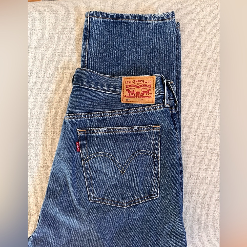 Levi’s 501 original cropped distressed Women's Jeans. Size 32. Worn once